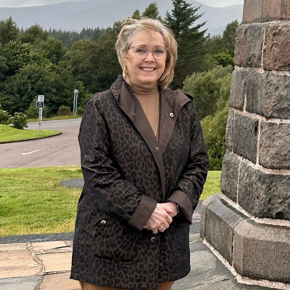 Meet your Posher, Ronda - Picture 2 of 2